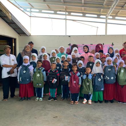 Pembagian bantuan perlengkapan sekolah,